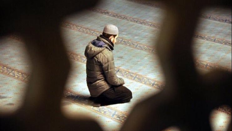 كيفية صلاة قيام الليل في شهر رمضان.. أحكامها وعدد ركعاتها وفضلها