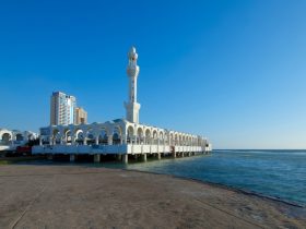 مسجد الرحمة.. جوهرة جدة العائمة على ضفاف الأحمر