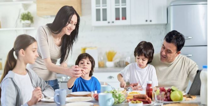 العدل بين الابناء .. كيف نوازن بين كفتي الحقوق والاحتياجات في الأسرة؟