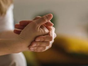 هل طقطقة أالأصابع مجرد عادة؟ اكتشف السر النفسي وراء هذا الصوت.