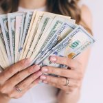 هل تتخلى النساء عن استقلالهن المالي عند الزواج؟