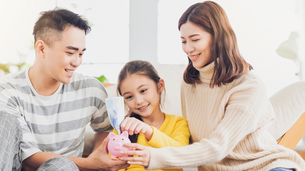 كيف يشكل الوالدان القدوة المالية الإيجابية لأبنائهم؟