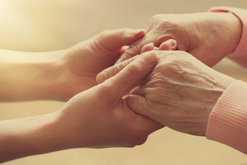 بر الوالدين بوعي وحكمة.. كيف توازن بين الطاعة وتحقيق النفع الحقيقي؟