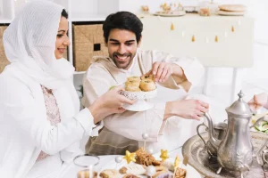 التجمع حول مائدة الإفطار.. مفتاح تقوية العلاقات الأسرية في رمضان