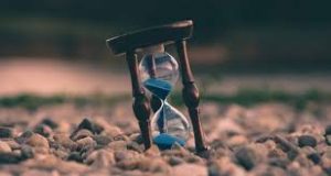 لماذا نشعر بأن الوقت يطير أحيانًا ويتباطأ أحيانًا أخرى؟