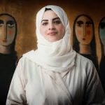 «تغريد البقشي».. فنانة سعودية تبرز المرأة وقوة التعبير الفني