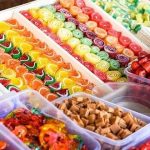 الألوان الاصطناعية في حلوى العيد .. جاذبية بصرية أم خطر خفي يهدد سلوك أطفالنا؟