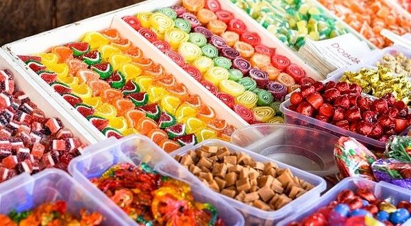 الألوان الاصطناعية في حلوى العيد .. جاذبية بصرية أم خطر خفي يهدد سلوك أطفالنا؟