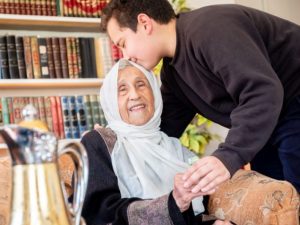 بر الوالدين بوعي وحكمة.. كيف توازن بين الطاعة وتحقيق النفع الحقيقي؟