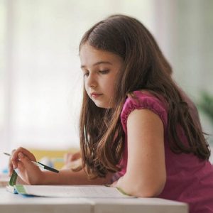 مع اقتراب الامتحانات.. نصائح للأمهات لتخفيف توتر الأبناء وتعزيز التحصيل الدراسي