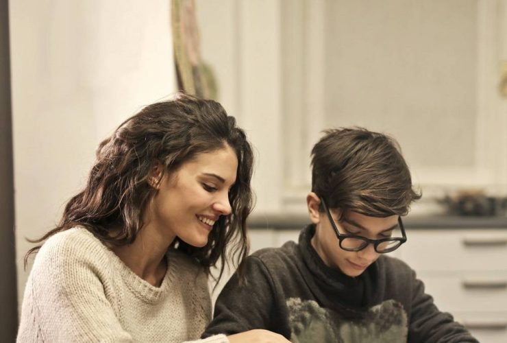 مع اقتراب الامتحانات.. نصائح للأمهات لتخفيف توتر الأبناء وتعزيز التحصيل الدراسي