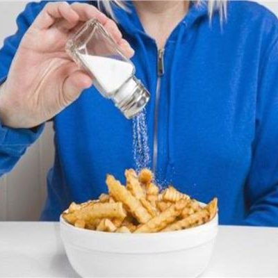 فن استعادة النكهة.. 6 حيل ذكية لإنقاذ الأطباق من الملح الزائد