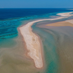 شاطئ قيال.. وجهة ساحلية هادئة لعشاق الطبيعة في تبوك