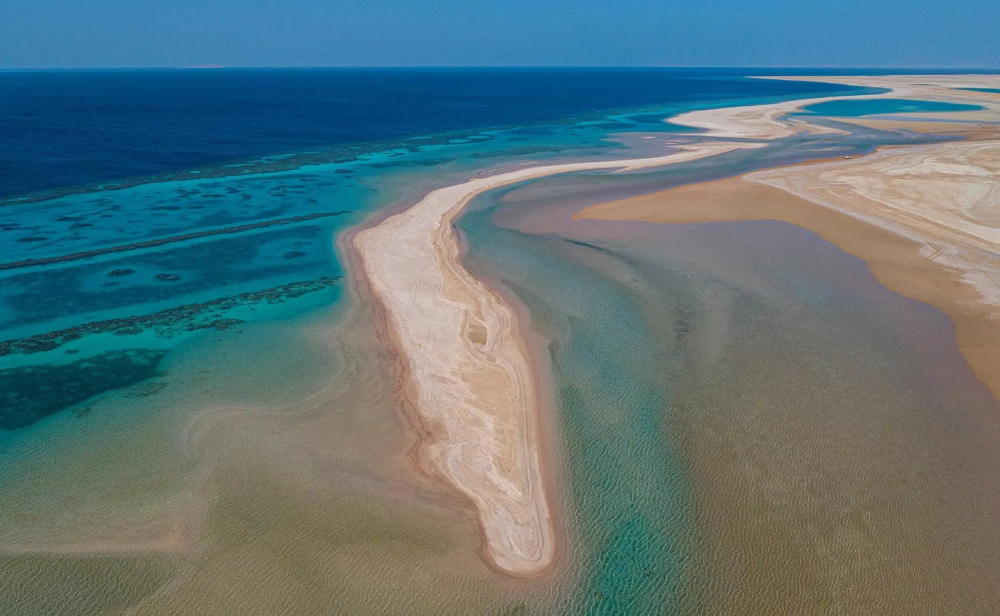 شاطئ قيال.. وجهة ساحلية هادئة لعشاق الطبيعة في تبوك