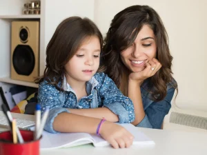 مع اقتراب الامتحانات.. نصائح للأمهات لتخفيف توتر الأبناء وتعزيز التحصيل الدراسي