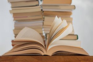 الكتاب الورقي.. لماذا يظل الخيار الأول رغم هيمنة القراءة الرقمية؟
