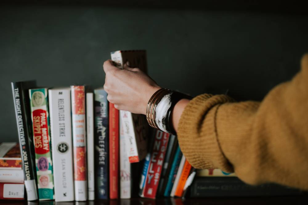 الكتاب الورقي.. لماذا يظل الخيار الأول رغم هيمنة القراءة الرقمية؟