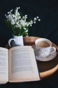 الكتاب الورقي.. لماذا يظل الخيار الأول رغم هيمنة القراءة الرقمية؟