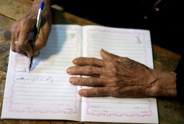 الأمية.. تحدٍ تنموي يهدد المجتمعات وجهود مستمرة للقضاء عليه