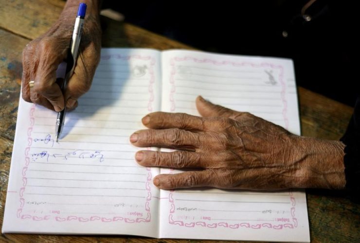 الأمية.. تحدٍ تنموي يهدد المجتمعات وجهود مستمرة للقضاء عليه