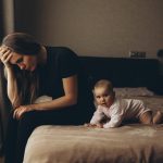 الأم أولاً.. كيف تحمين صحتكِ النفسية بعد الولادة؟