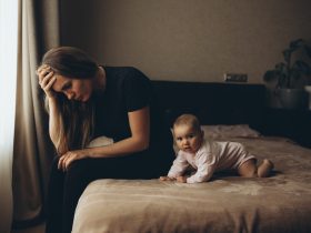 الأم أولاً.. كيف تحمين صحتكِ النفسية بعد الولادة؟