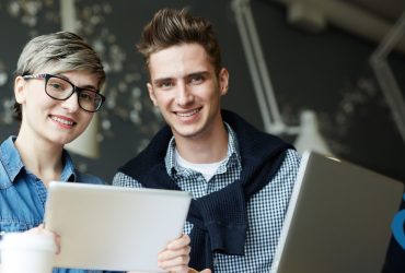 العلاقات الزوجية في فخ "الواقع الافتراضي".. المسارات والحلول