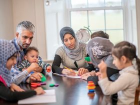 جسور المعرفة.. فن تبادل الخبرات في رعاية الأطفال وتحديات التربية الحديثة