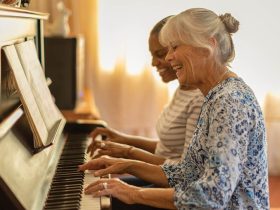 لكبار السن.. كيف تحمي الموسيقى عقولنا من شبح الخرف؟