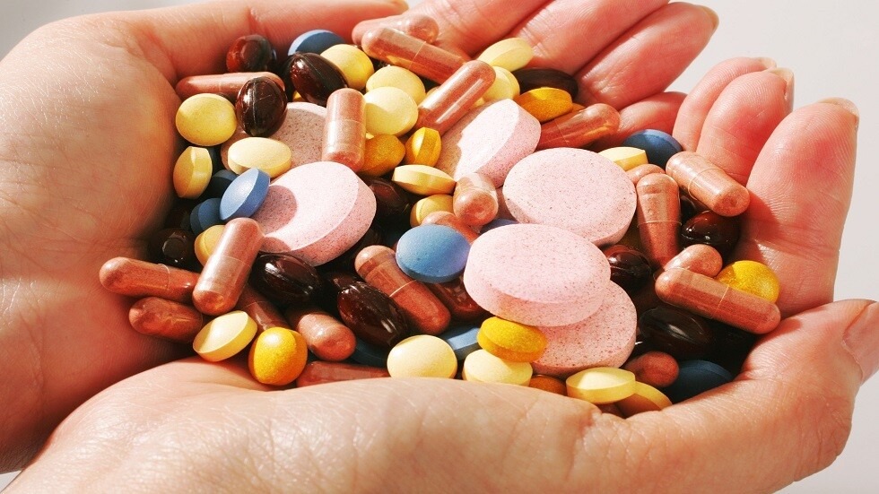 فخ المكملات الغذائية.. عندما يتحول "الدواء" إلى داء خلف شاشات التواصل