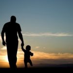 الأب الحاضن في غياب الأم.. عبور اضطراري من "الإعالة" إلى "الرعاية"