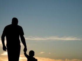 الأب الحاضن في غياب الأم.. عبور اضطراري من "الإعالة" إلى "الرعاية"