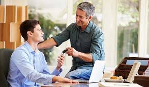 الإنصات الفعال.. مفتاح بناء علاقة صحية بين الآباء والمراهقين