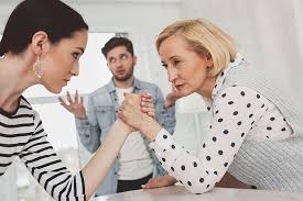 عندما تتصادم رغبة الآباء مع اختيار الأبناء.. كيف تدار أزمة رفض الأهل لشريك الحياة؟