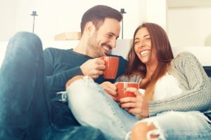 كيف تقنعين زوجك بذكاء؟.. مفاتيح التواصل الناجح في الزواج