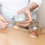 الحجامة لعلاج آلام الظهر.. فوائد محتملة وتحذيرات ضرورية