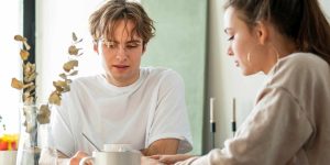 كيف تتجنبي استحضار الماضي أثناء خلافاتك مع شريكك؟