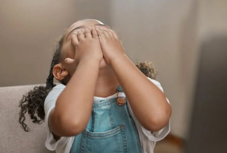 كيف يعبر الطفل عن مخاوفه؟ دليل تربوي يساعد الأمهات على بناء شخصية أكثر توازنًا