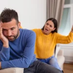 التسول الجاف.. كيف تتحول التلميحات العاطفية إلى عبء على العلاقات؟