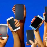 هوس الهواتف الجديدة.. كيف تدفع مراجعات المؤثرين المستهلكين إلى الشراء؟