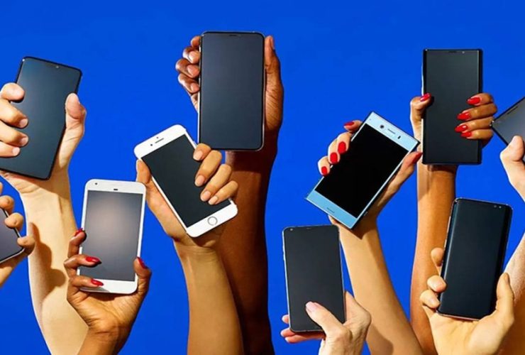 هوس الهواتف الجديدة.. كيف تدفع مراجعات المؤثرين المستهلكين إلى الشراء؟