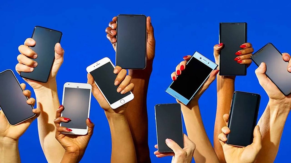 هوس الهواتف الجديدة.. كيف تدفع مراجعات المؤثرين المستهلكين إلى الشراء؟