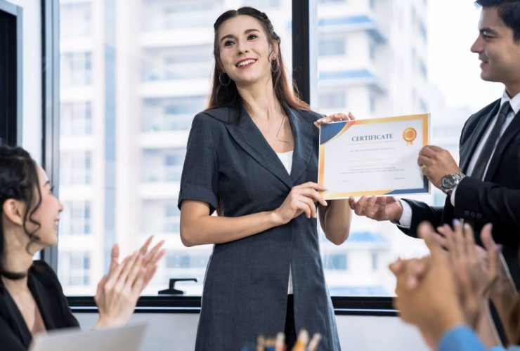 الثناء في بيئة العمل.. أداة فعالة لتعزيز الإنتاجية وتحفيز الموظفين