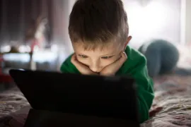الفيديوهات القصيرة تهدد تركيز الأطفال.. وخبراء يحذرون من “الإدمان الرقمي”