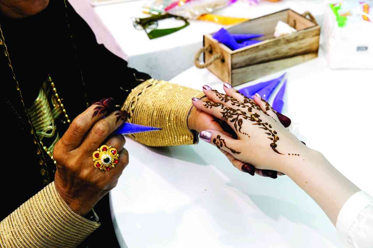 زينة العيد.. الحناء السعودية فن تشكيلي يعزز البهجة والتواصل