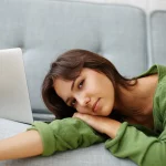 أسباب كثرة النوم والخمول المفاجئ عند النساء وطرق التعامل معها