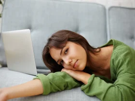 أسباب كثرة النوم والخمول المفاجئ عند النساء وطرق التعامل معها