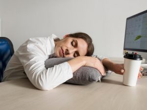 أسباب كثرة النوم والخمول المفاجئ عند النساء وطرق التعامل معها