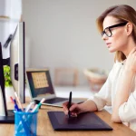 الرقبة التقنية.. إصابة متزايدة بسبب الاستخدام المفرط للشاشات