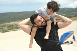 كيف ينعكس غياب الأب عاطفيًا على شخصية الطفل؟